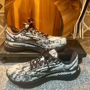 Brooks Women Adrenalines GTS - Size 9